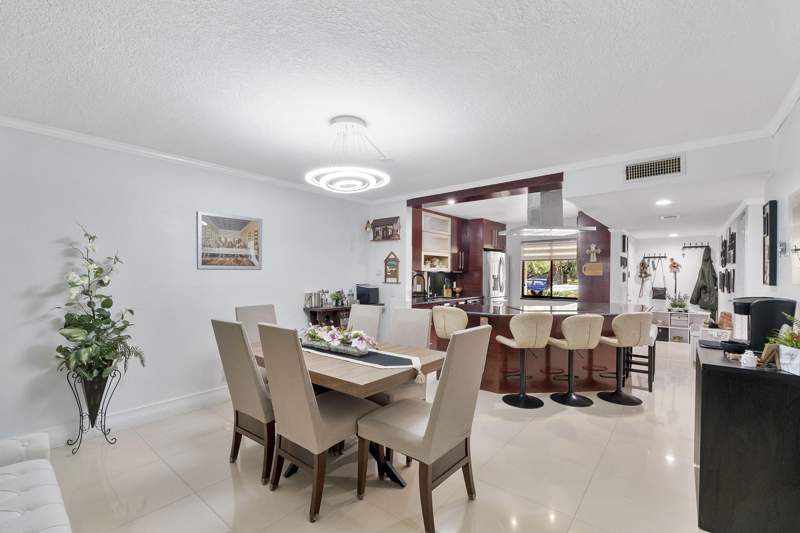 2 bedroom Condominium at 435 Lakeview Drive #104, Racquet Club Apartments At, Weston — photo 4