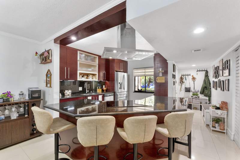 2 bedroom Condominium at 435 Lakeview Drive #104, Racquet Club Apartments At, Weston — photo 3