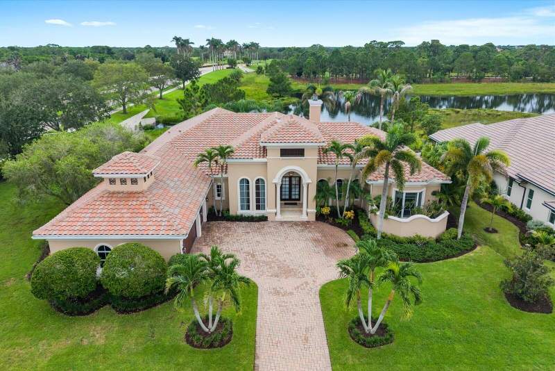 4 bedroom Single Family Residence at 102 SE Rio Casarano, Tesoro Plat No 3, Port St. Lucie — photo 2
