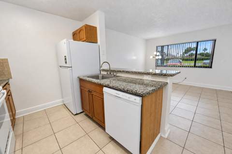 1604 Meadows Circle, Boynton Beach FL - photo 10 of 36