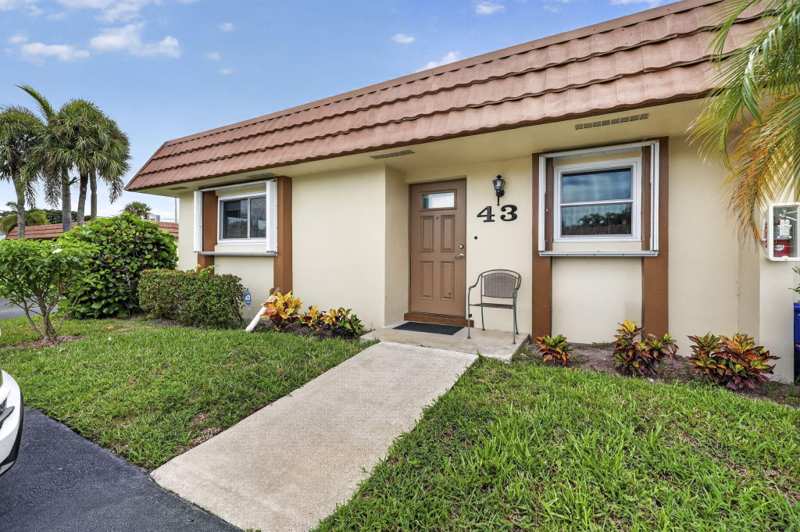 2 bedroom Villa at 5730 Fernley Drive #43, Cresthaven Condo Townhomes Sec 3, West Palm Beach — photo 1