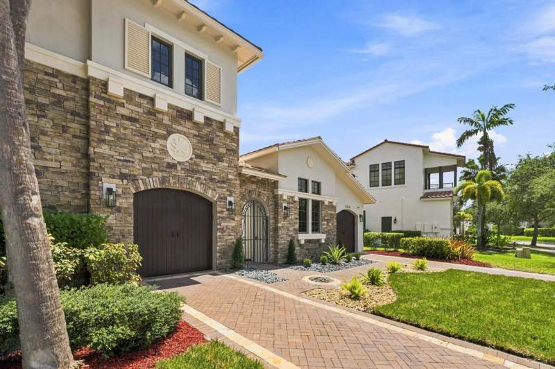 4 bedroom Single Family Residence at 8166 Emerald Avenue, PARKLAND GOLF AND COUNTRY CLUB, Parkland — photo 2