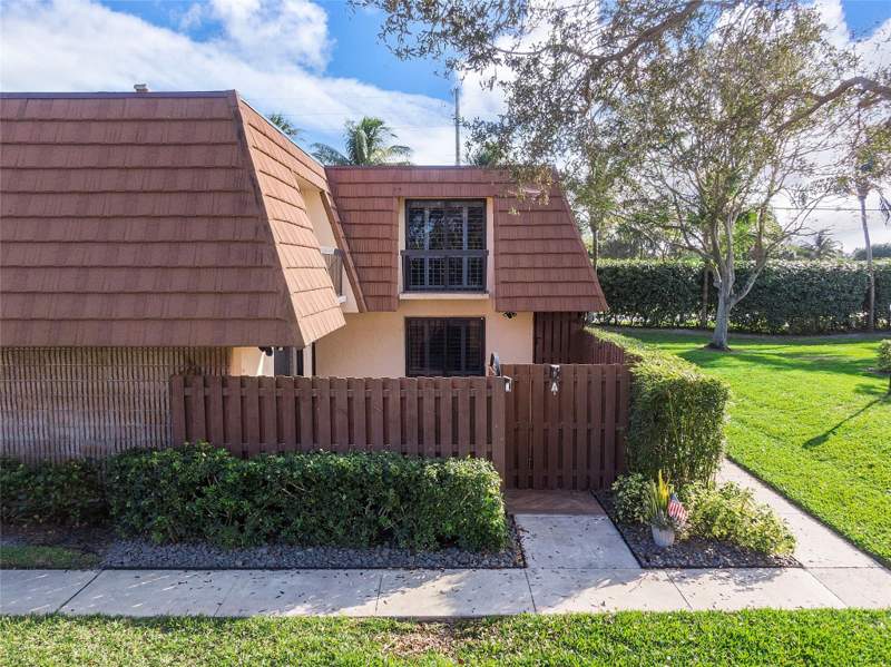 2 bedroom Townhouse at 825 Center Street #26A, Jupiter Plantation Ph II, Jupiter — photo 3