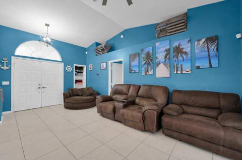 202 SE Grove Avenue, Port St. Lucie FL - photo 6 of 55
