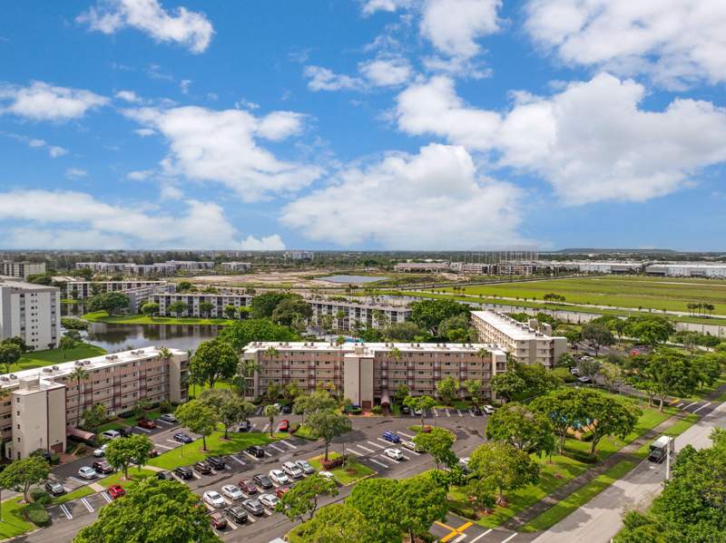 2 bedroom Condominium at 2104 S Cypress Bend Drive #408, Cypress Bend Iv-12 Condo, Pompano Beach — photo 3
