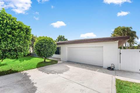 638 Shore Drive, Boynton Beach FL - photo 7 of 45