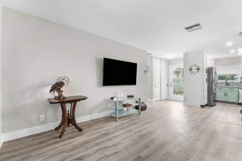 2883 Crosley Drive #F, West Palm Beach FL - photo 9 of 37
