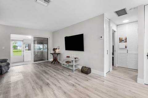 2883 Crosley Drive #F, West Palm Beach FL - photo 14 of 37