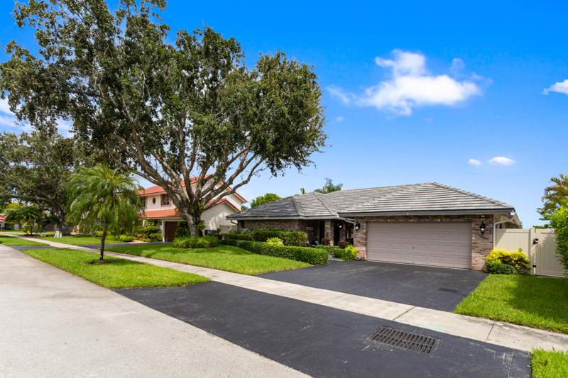 4 bedroom Single Family Residence at 14251 Appalachian Trail, Shenandoah Section Two, Davie — photo 2
