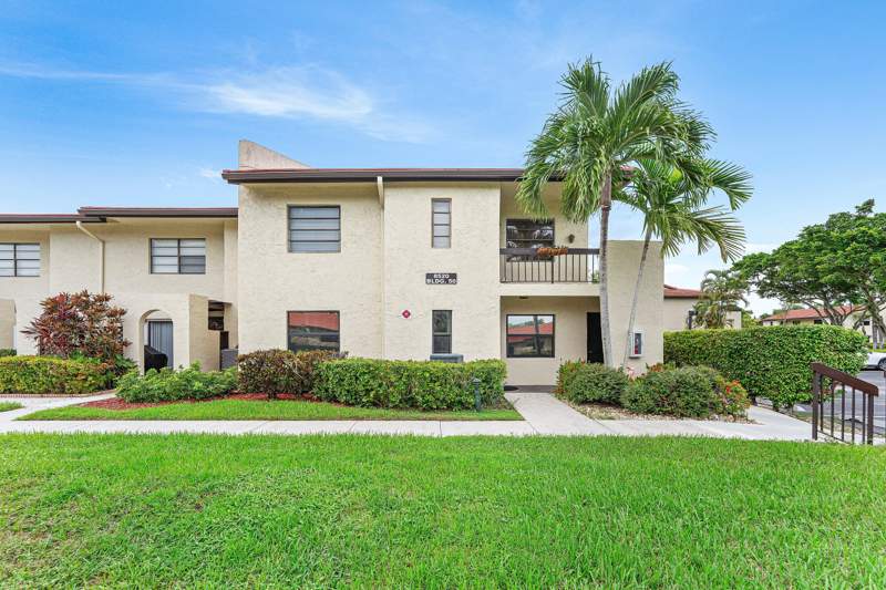 2 bedroom Condominium at 8520 CASA DEL LAGO #E, FAIRWAYS OF BOCA LAGO CONDO, Boca Raton — photo 2