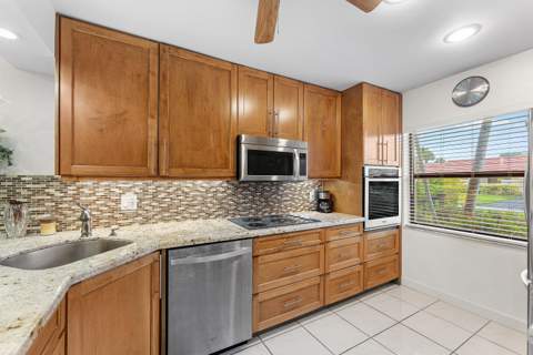 8520 Casa Del Lago #E, Boca Raton FL - photo 7 of 36
