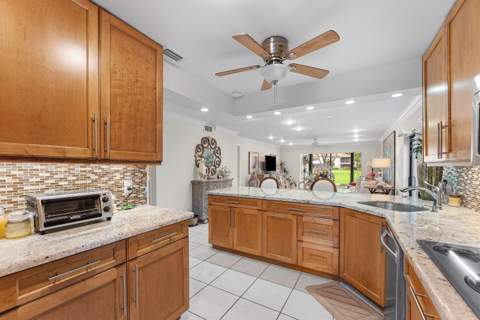 8520 Casa Del Lago #E, Boca Raton FL - photo 8 of 36