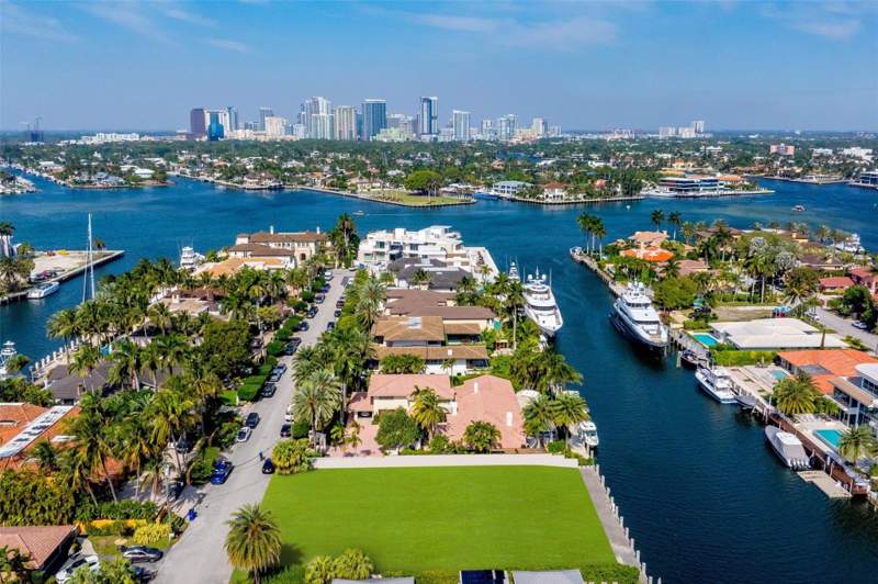 6 bedroom Single Family Residence at 2455 DEL LAGO Drive, DEL LAGO ISLE, Fort Lauderdale — photo 4