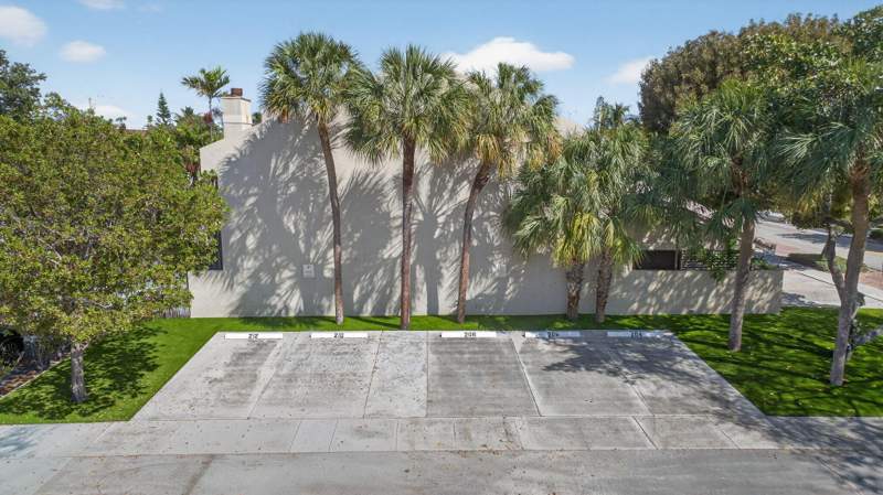 5 bedroom Single Family Residence at 210 Washingtonia Avenue, Lauderdale By The Sea, Lauderdale-By-The-Sea — photo 2