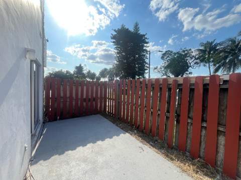 206 SW 1ST Street #J-1, Pompano Beach FL - photo 10 of 18