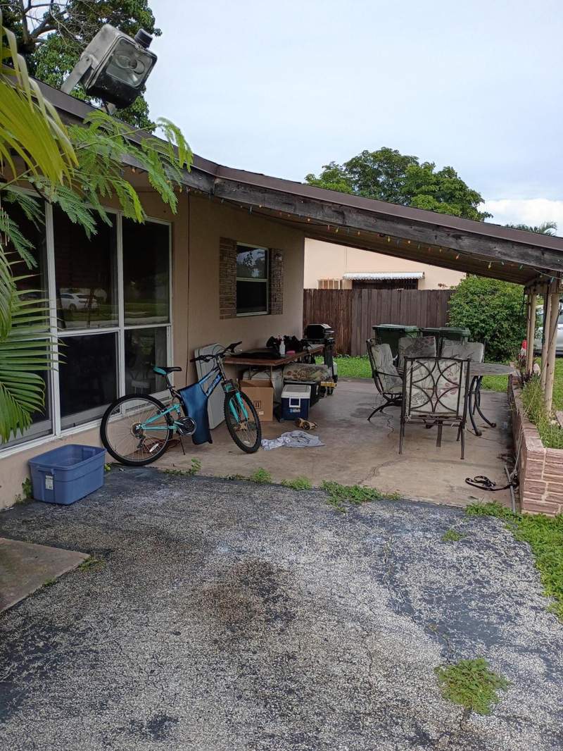 6 bedroom Single Family Residence at 6851 SW 6th Street, BOULEVARD HEIGHTS SEC TEN, Pembroke Pines — photo 2