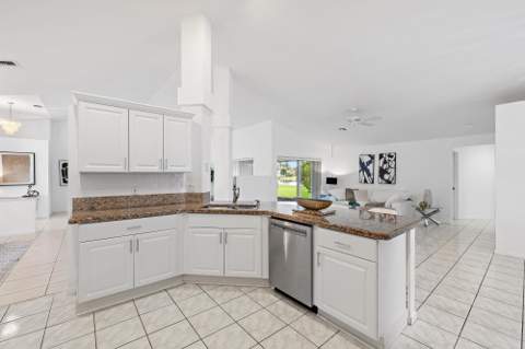 6857 BLUE BAY Circle, Lake Worth FL - photo 8 of 37
