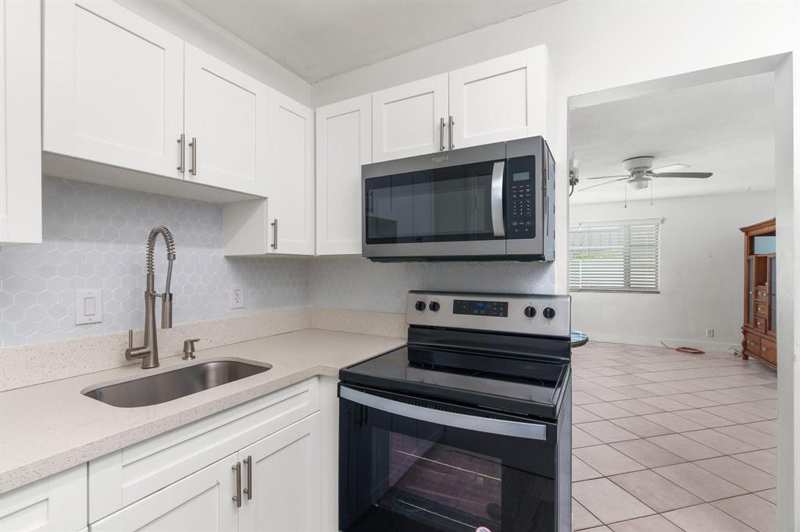 1 bedroom Stock Cooperative at 418 S Cypress Road #106, Virginian Apartments, Pompano Beach — photo 1