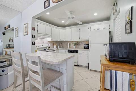 331 Knotty Pine Circle #D-2, Greenacres FL - photo 8 of 30