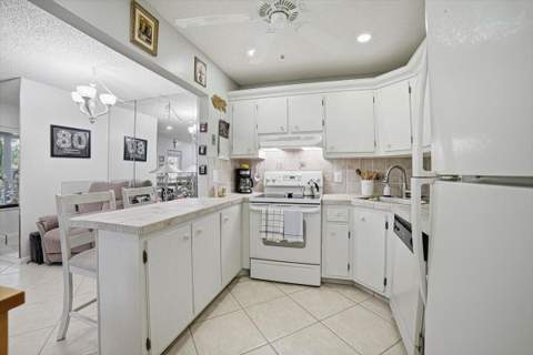 331 Knotty Pine Circle #D-2, Greenacres FL - photo 10 of 30