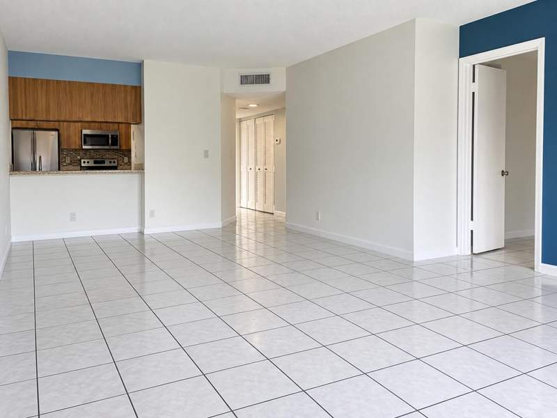 2 bedroom Condominium at 10113 TWIN LAKES Drive #24-E, LAKEWOOD VILLAGE, Coral Springs — photo 3