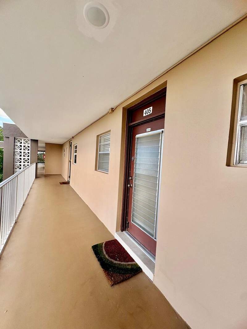 1 bedroom Condominium at 2901 NW 46th Avenue #405, LAUDERDALE OAKS CONDO XV, Lauderdale Lakes — photo 2