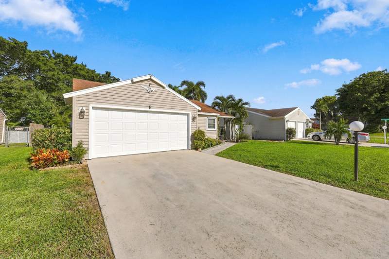 3 bedroom Single Family Residence at 5215 W Canal Circle, Countrywood, Lake Worth — photo 5