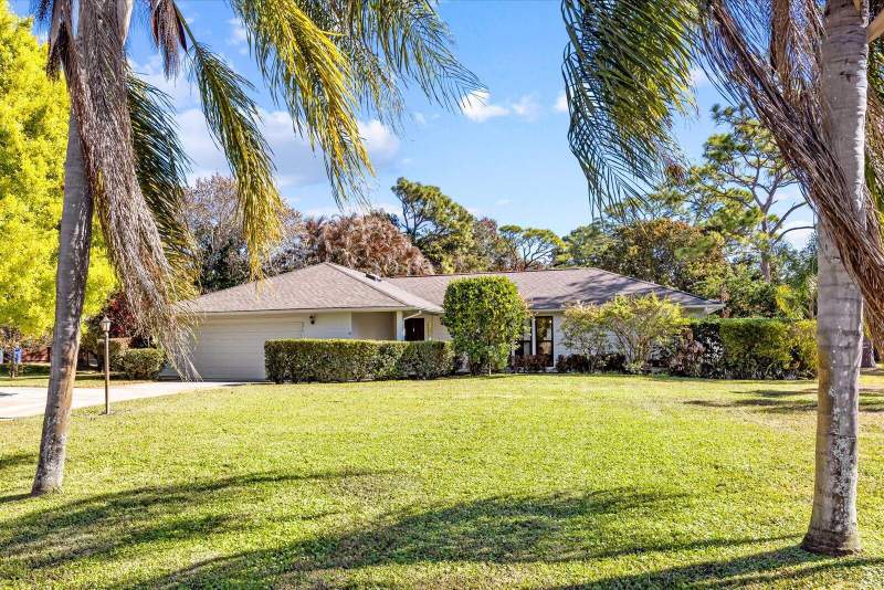 3 bedroom Single Family Residence at 571 NE Town Terrace, Pinecrest Lakes, Jensen Beach — photo 1