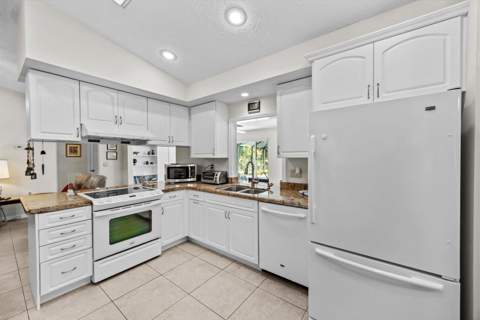 571 NE Town Terrace, Jensen Beach FL - photo 15 of 46
