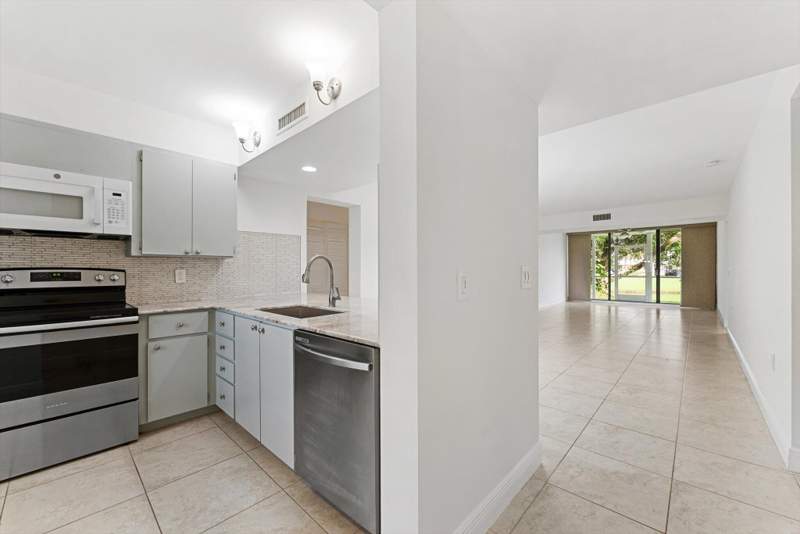 2 bedroom Condominium at 6205 Balboa Circle #102, Whitehall Condo At Camino Real, Boca Raton — photo 4