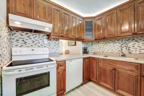 2855 Garden Drive #102, Palm Springs FL - photo 12 of 37