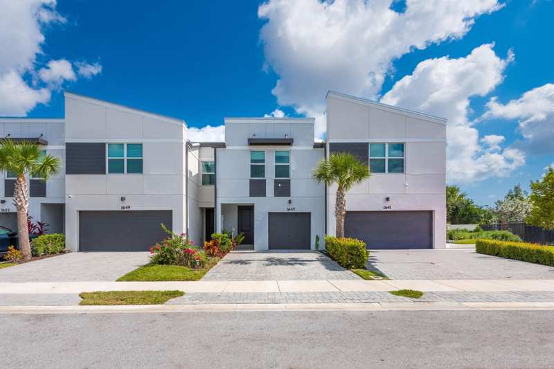 3 bedroom Townhouse at 1645 Lindley Street, Enclave At Mangonia Park, Mangonia Park — photo 1