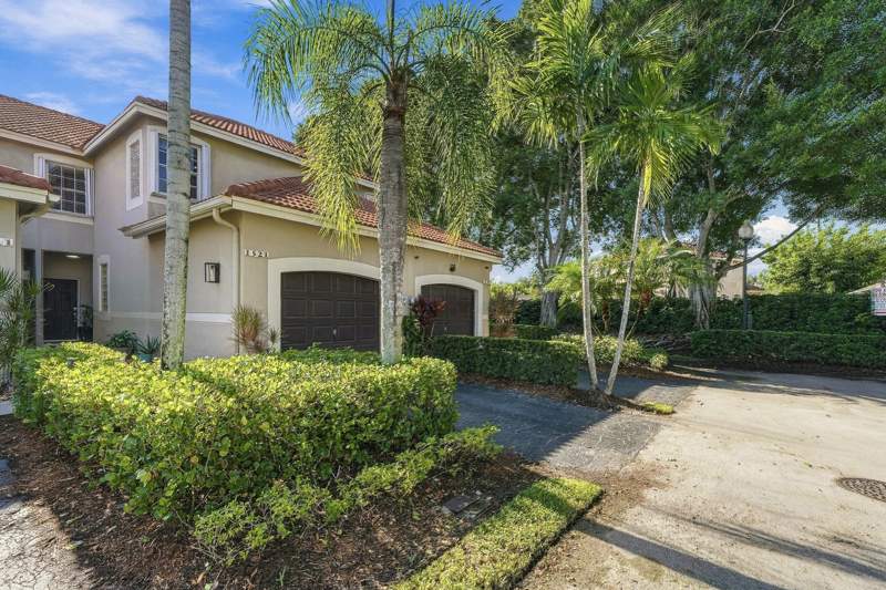 3 bedroom Townhouse at 1521 Sorrento Drive #1521, Sectors 3 & 4 Boundary Plat, Weston — photo 2