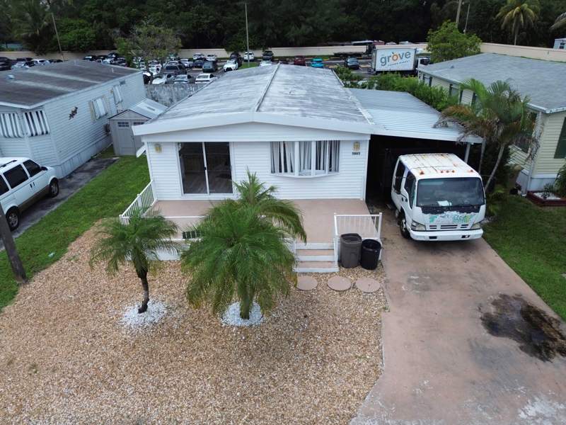 3 bedroom Mobile Home at 5863 SW 29th Avenue, Ravenswood Estates & Marinas, Fort Lauderdale — photo 2