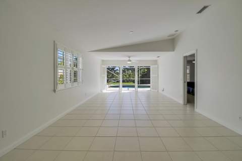 8863 SE Retreat Drive, Hobe Sound FL - photo 14 of 55