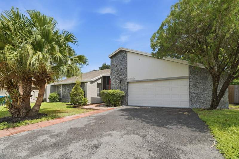 4 bedroom Single Family Residence at 4790 NW 85th Avenue, City Of Lauderhill Sec 1, Lauderhill — photo 2