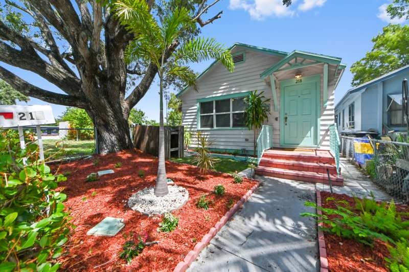 2 bedroom Single Family Residence at 218 N H Street, Town Of Lake Worth, Lake Worth Beach — photo 1