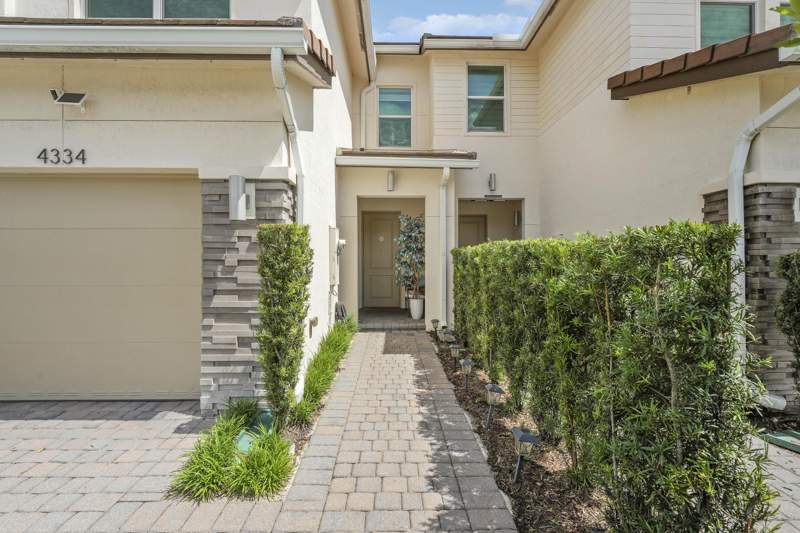 3 bedroom Townhouse at 4334 Veleiros Avenue, Crystal Lake 1st Sec, Deerfield Beach — photo 2