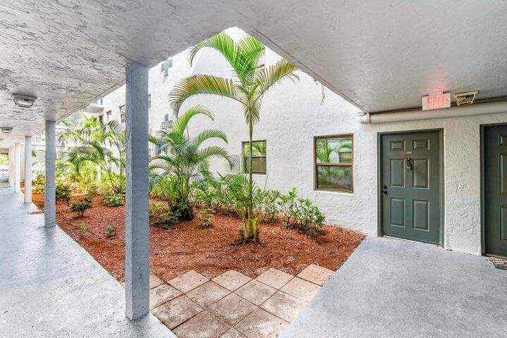 1 bedroom Condominium at 1880 N Congress Avenue #104, Presidential Golfview Condo, West Palm Beach — photo 2