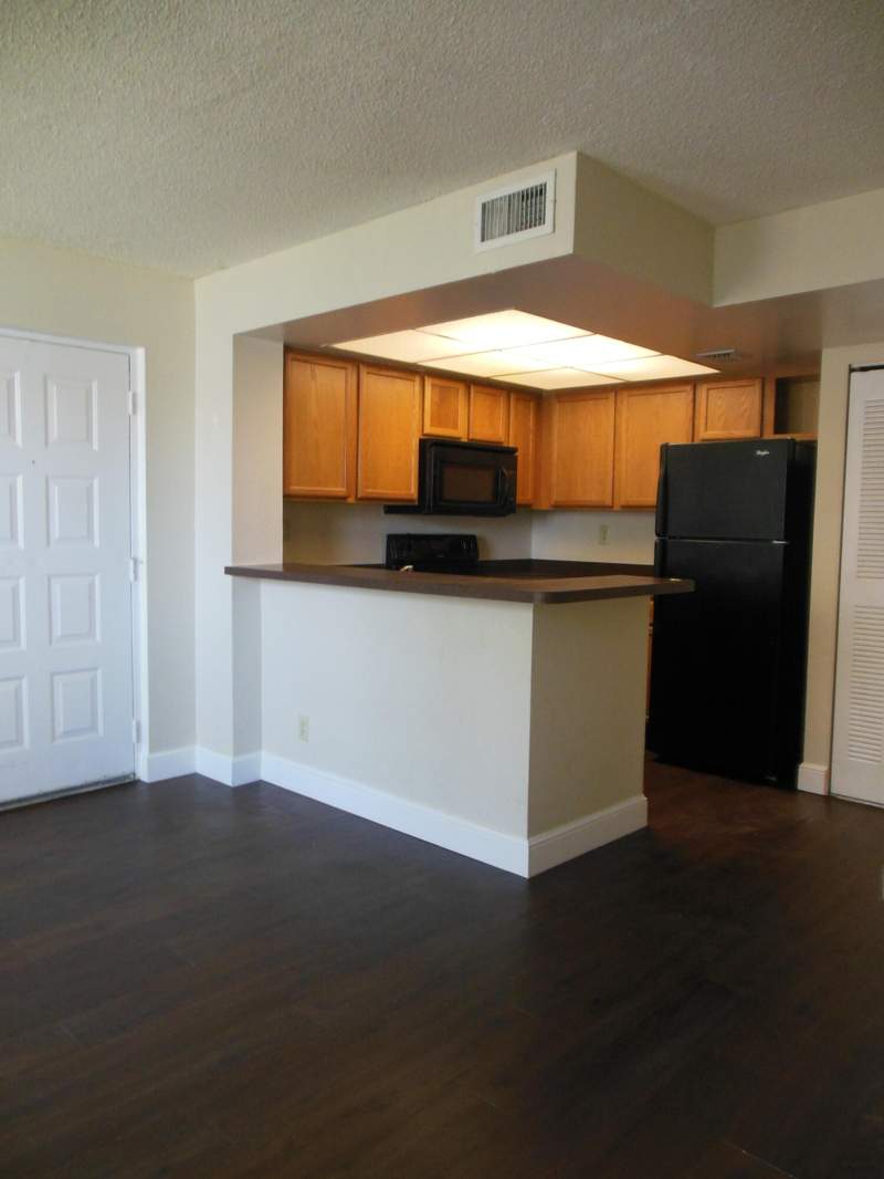 1 bedroom Condominium at 728 Executive Center Drive #27, Clear Lake Club Condo, West Palm Beach — photo 2