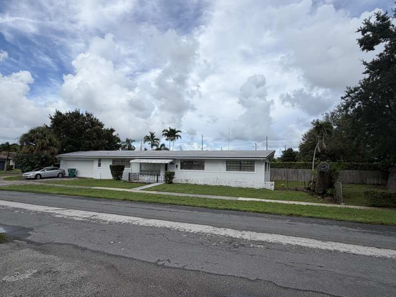 4 bedroom Single Family Residence at 717 SW 2nd Terrace, College Homesites, Dania Beach — photo 1