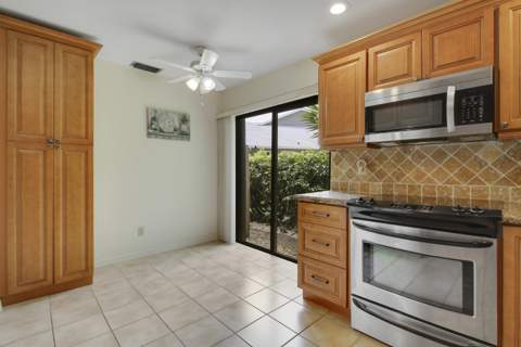 6807 SE Yorktown Drive, Hobe Sound FL - photo 10 of 40