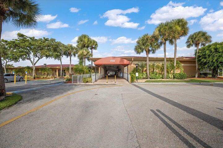 1 bedroom Condominium at 160 Lake Frances Drive, Golden Lakes Village Condo 1 Thru 13-A, West Palm Beach — photo 2