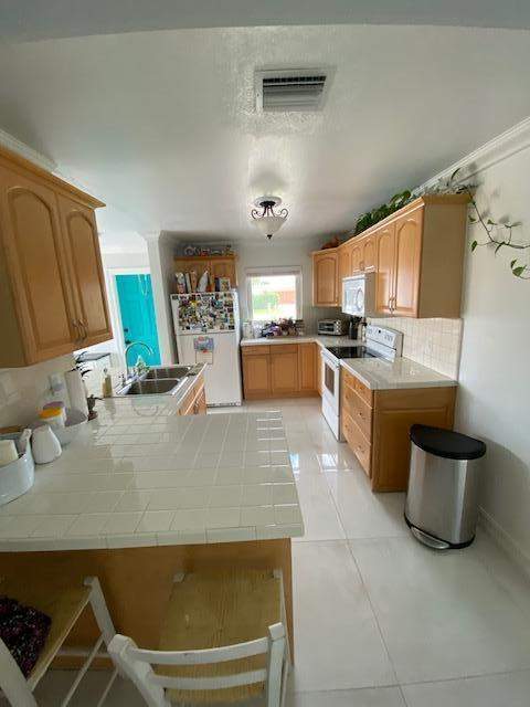 6601 Lake Clarke Drive, Lake Clarke Shores FL - photo 10 of 30