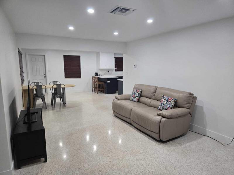2 bedroom Single Family Residence at 1140 SW 32nd Street, Oak Grove, Fort Lauderdale — photo 2