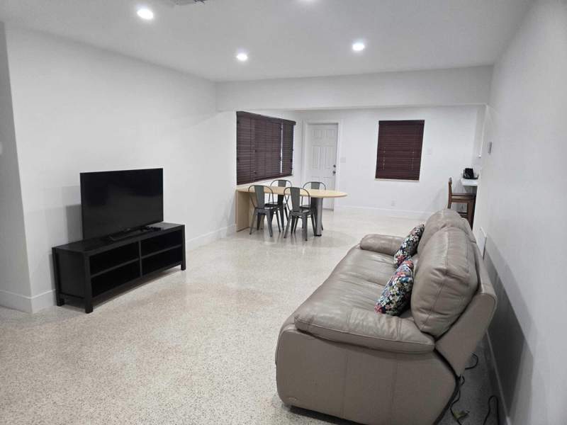 2 bedroom Single Family Residence at 1140 SW 32nd Street, Oak Grove, Fort Lauderdale — photo 3