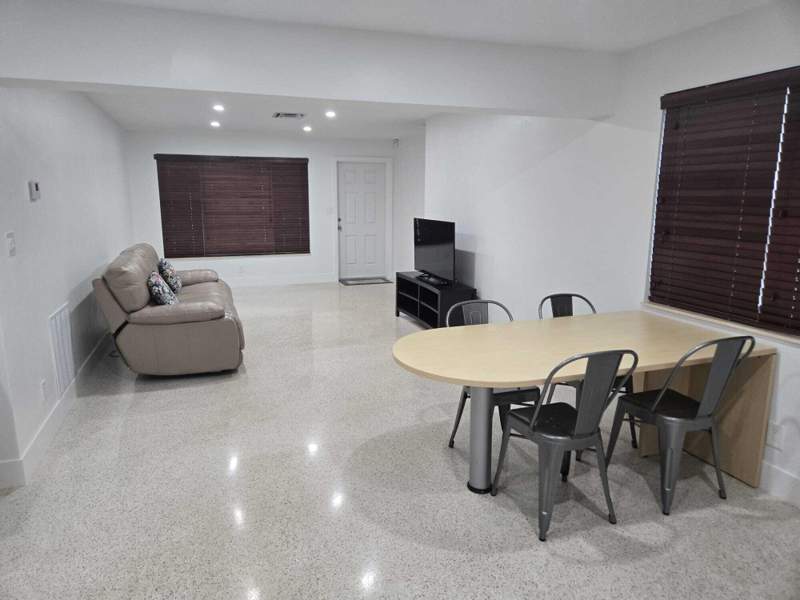 2 bedroom Single Family Residence at 1140 SW 32nd Street, Oak Grove, Fort Lauderdale — photo 4