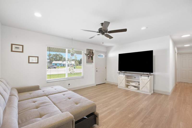 3 bedroom Single Family Residence at 674 SW Old Briar Avenue, Port St Lucie Section 42 1st Replat, Port St. Lucie — photo 4