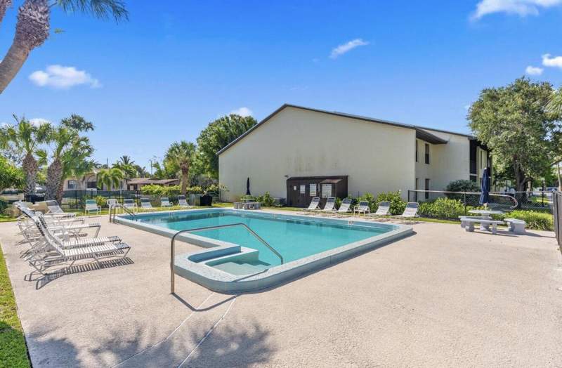 2 bedroom Condominium at 250 SE Four Winds Drive #104, Shurwood Gardens Condo, Stuart — photo 3
