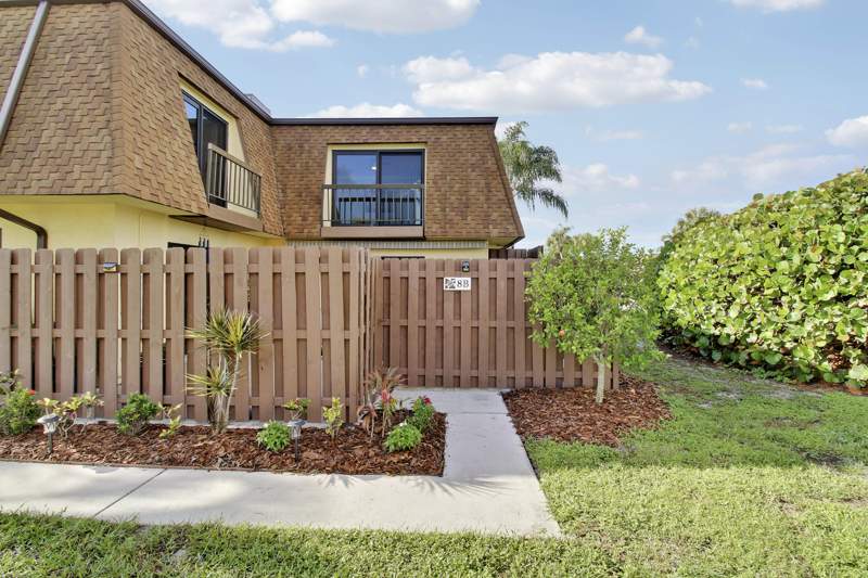 2 bedroom Townhouse at 110 N Delaware Boulevard #8B, Sims Creek Ph II, Jupiter — photo 3
